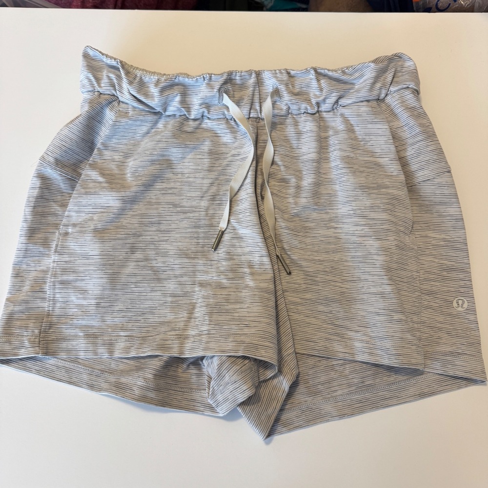 Lululemon On the Fly Short 2.5 Luxtreme Grey White Striped Size 4 W7AT0S